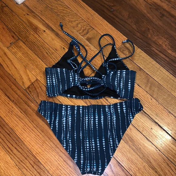 Bikini - Picture 2 of 3